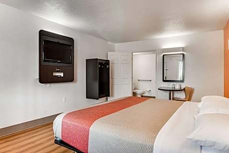 King Room with Roll-in Shower - Disability Access - Non-Smoking
