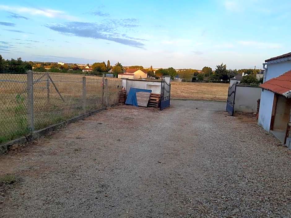maison blanche piscine et petit déjeuner