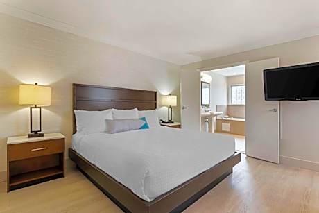 King Suite with Jetted Tub - Non-Smoking