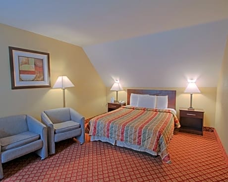 Queen Suite with One Queen Bed and Two Double Beds - Non Smoking