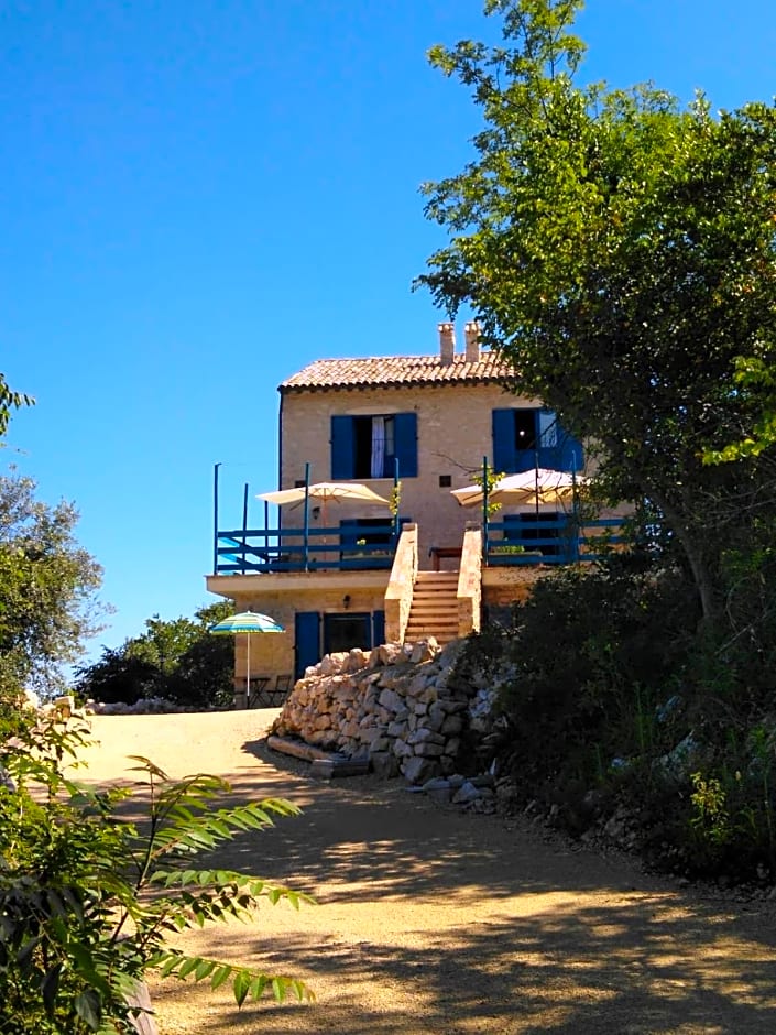 La casa dalle finestre blu