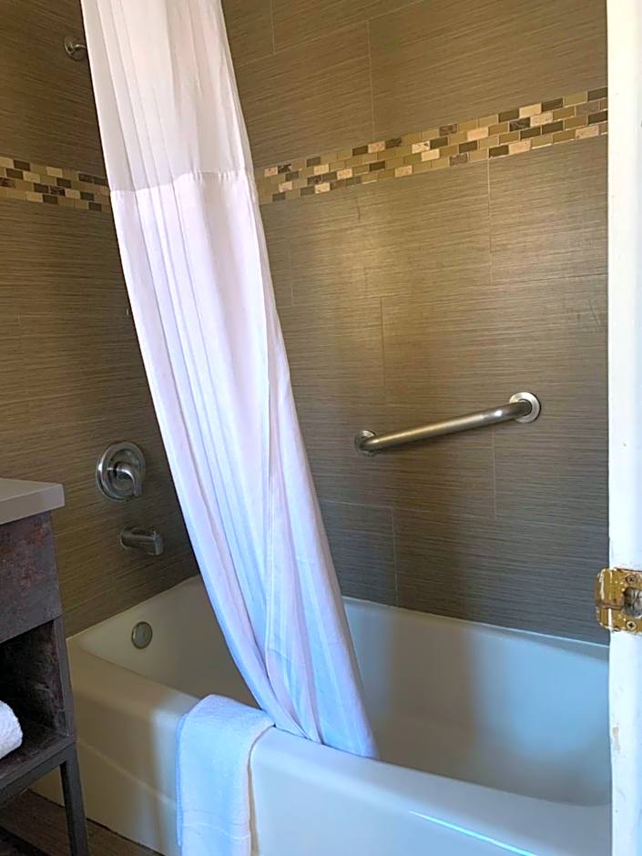 Oasis Inn and Suites