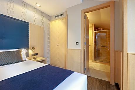 CONNECTING ROOM 5 PEOPLE