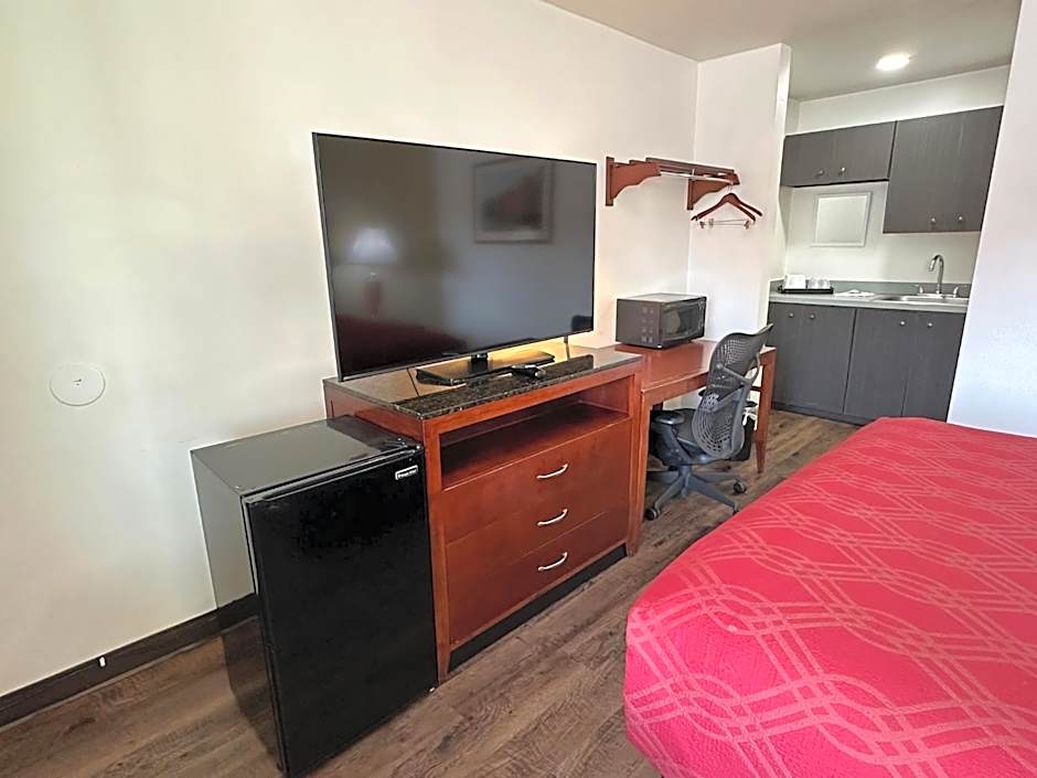 Desert Sands Inn & Suites