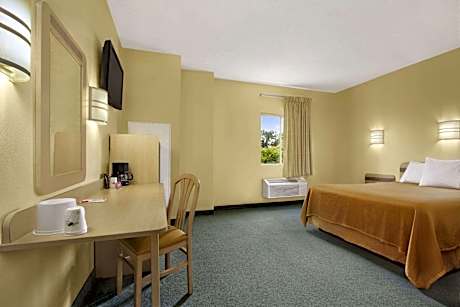 1 Queen Bed, Mobility Accessible Room, Non-Smoking