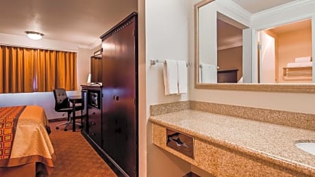 Queen Room with Roll-In Shower - Disability Access