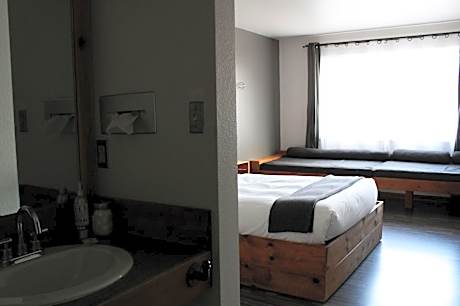 West Deluxe Queen Room