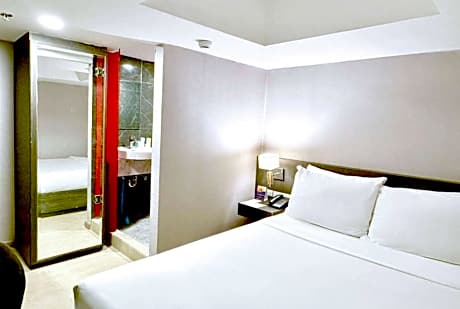 Standard Room with One Queen Bed - No Window/Non-Smoking