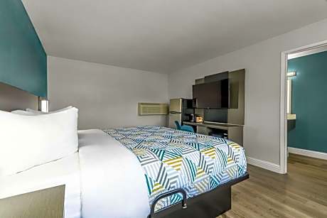 Deluxe King Room - Non-Smoking