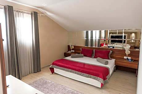 Honeymoon Suite