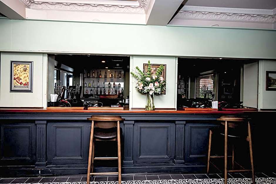 Thames Riviera Hotel