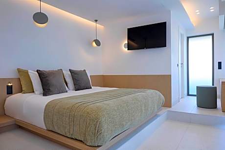 Twinn Downtown Piraeus, Santikos Collection