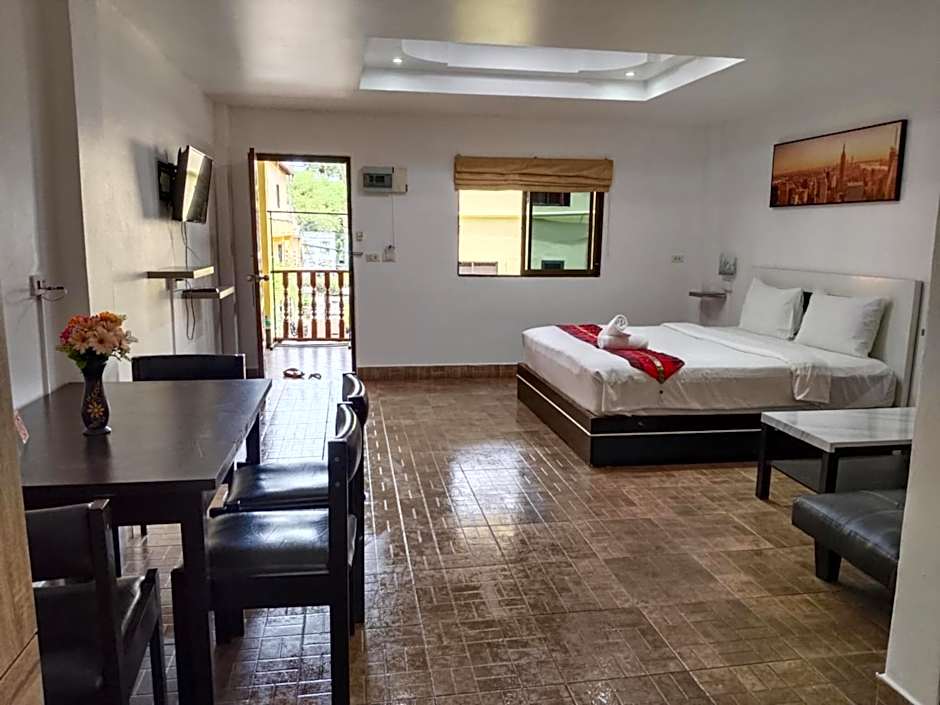 Phratamnak Inn - 100 meter from Beach