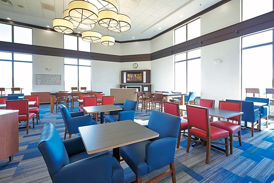 Holiday Inn Express & Suites Akron Regional Airport Area by IHG