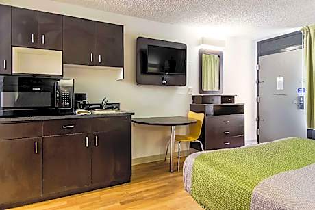 1 Queen Bed | Non-Smoking, Kitchen