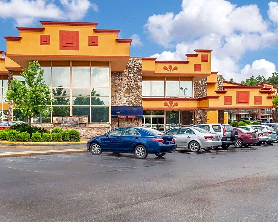 Clarion Inn & Suites University Center