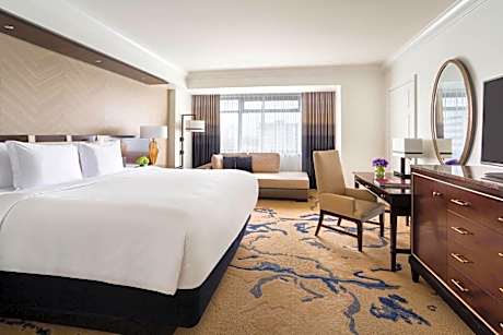 Deluxe King Room with Roll-in Shower - Mobility and Hearing Accessible