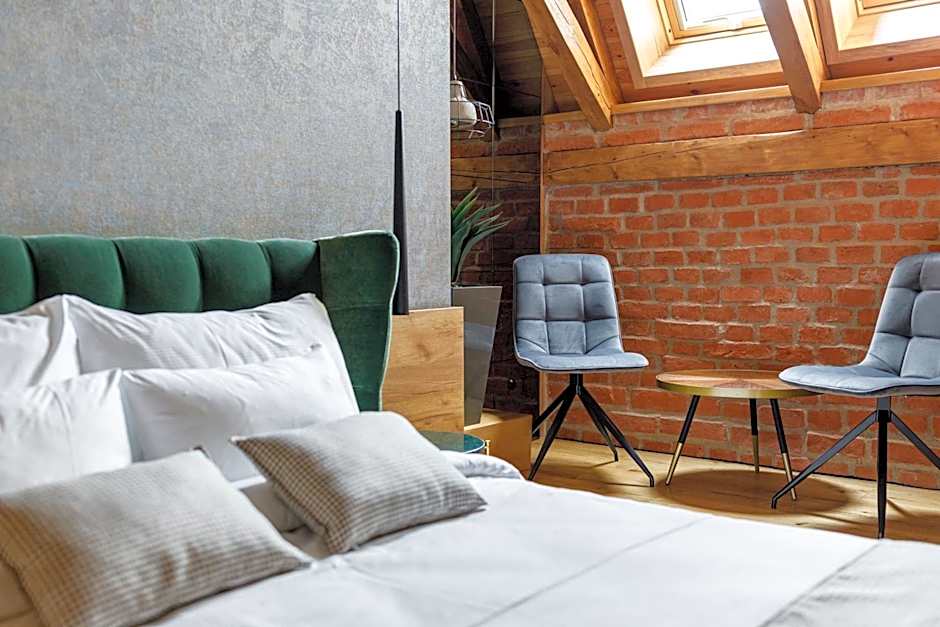 SCHUSTER Boarding House