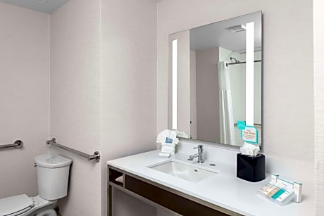 2 Queen Mobility Access W/Tub W/Mountain View