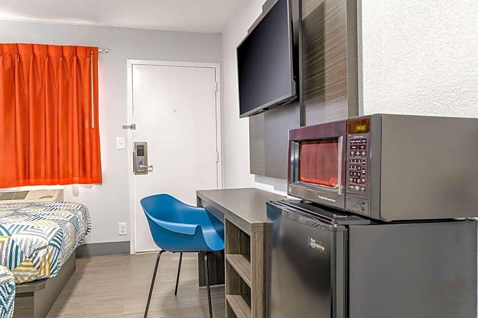 Home 6 Motel