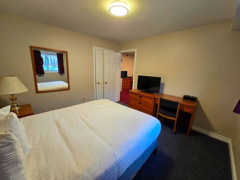 Photo 1 of 6 of 1 King Bed and 1 Queen Bed