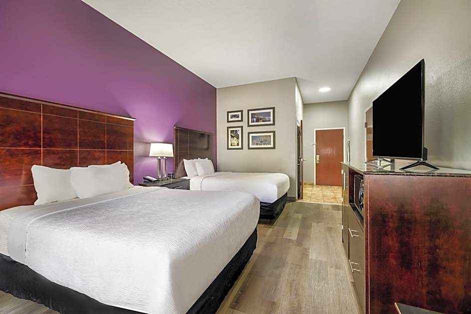 La Quinta Inn & Suites by Wyndham Louisville East