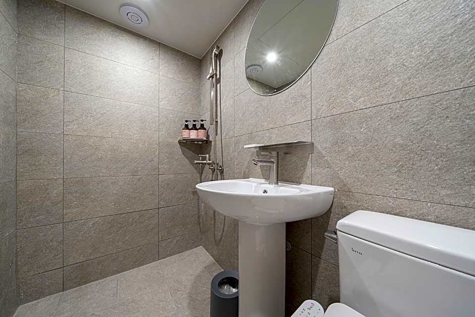 Anook Hotel Guri