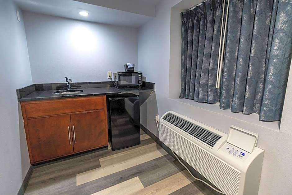 Days Inn & Suites by Wyndham Milwaukee