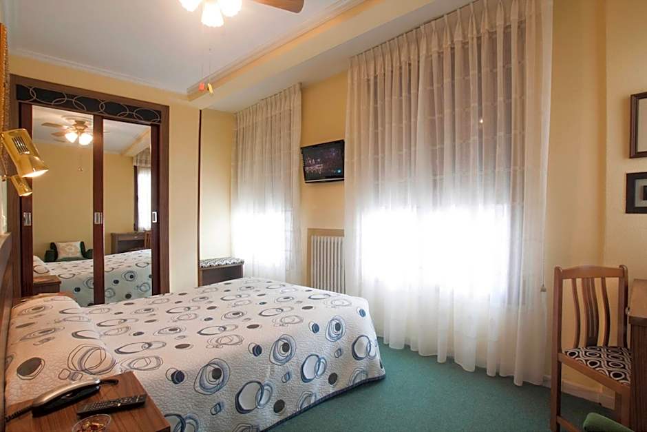 Standard 1 Queen Bed — 4 fotoğraftan 1. fotoğraf