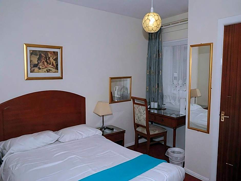 Wimblehurst Hotel