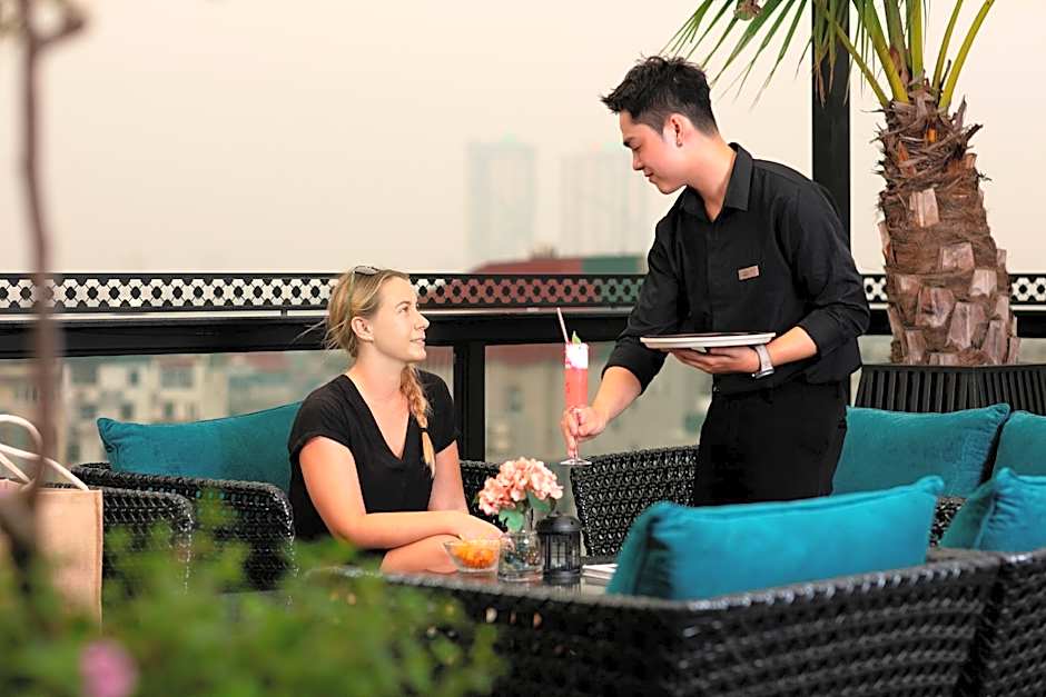 La Mejor Hotel & Sky Bar