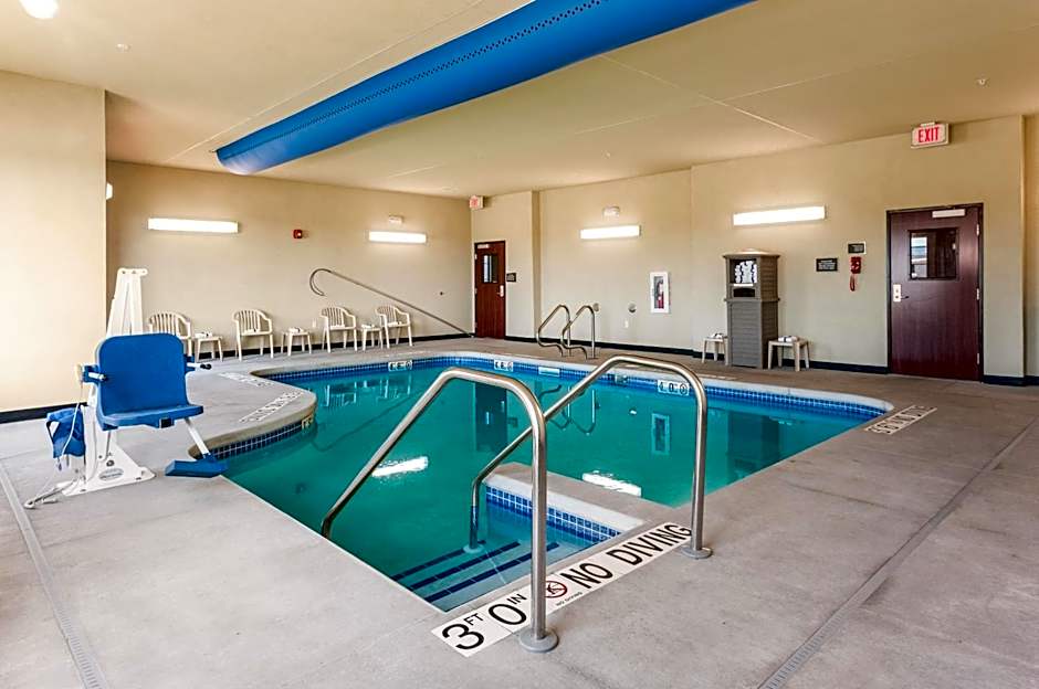 Cobblestone Hotel & Suites - Neenah