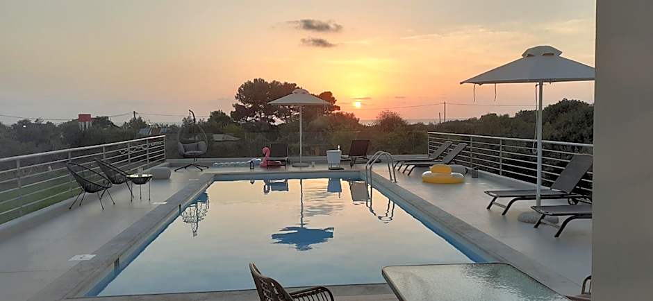 IO Luxury Pool & Hot Tub Suites