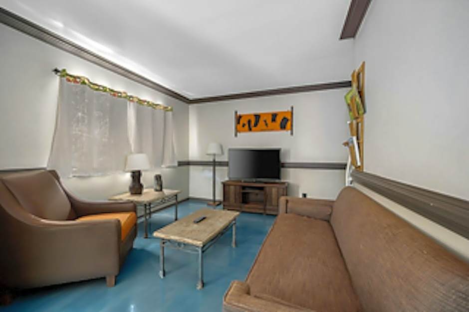 Caliente Tropics Hotel