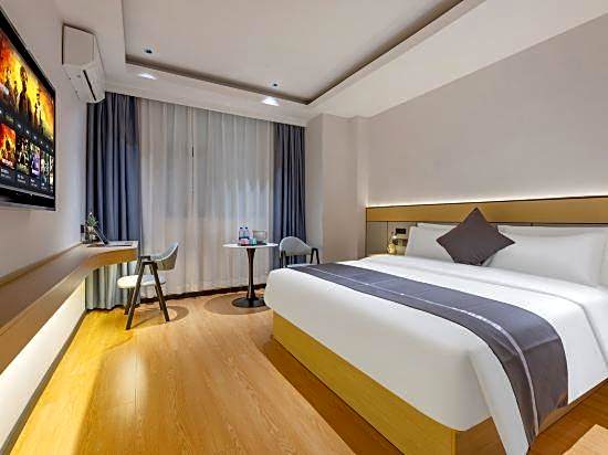 Hongyun Hotel (Guangzhou Baiyun Railway Station Sanyuanli Avenue)