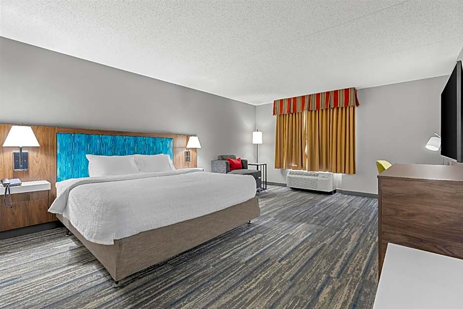 Photo 1 of 7 of 1 King Bed, Mobility Accessible, Bathtub