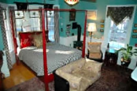 Queen Bed - Paris Room