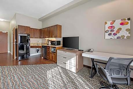 Queen Suite with Full Kitchen