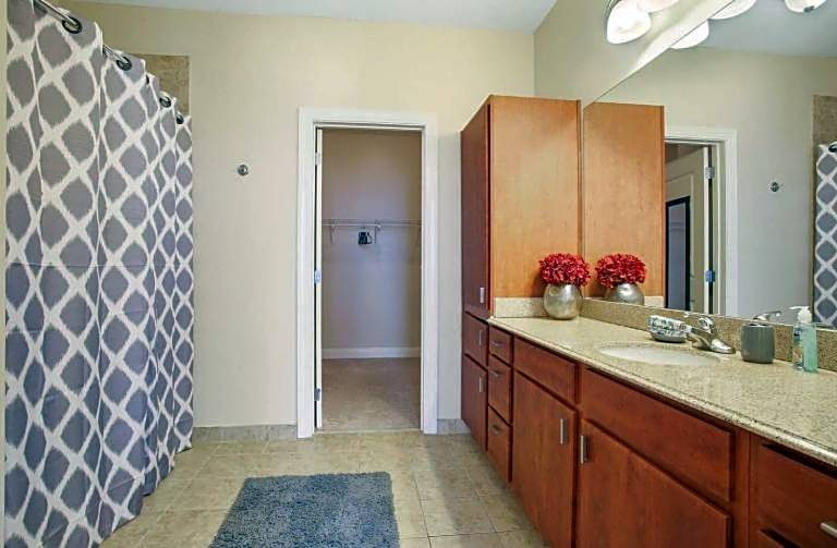 Amazing Condos Beautiful View 2 Blocks To French Quarter, Small Rooftop Pool, Gym, Seanger Theater, Super Dome, And Bourbon St