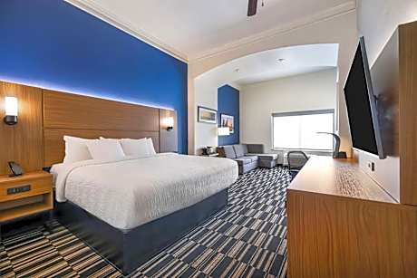 Deluxe King Room with Bathtub - Mobility/Hearing Accessible - Non-Smoking