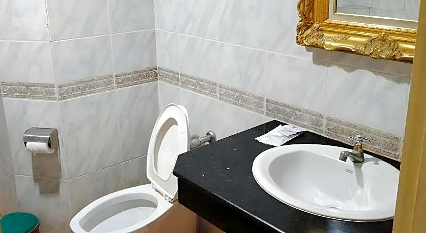 OYO 75466 13 Coins Bang Yai Hotel