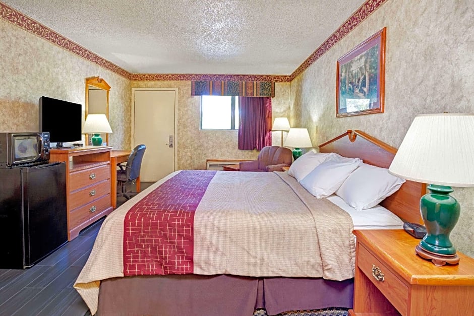 Days Inn & Suites by Wyndham Monroe