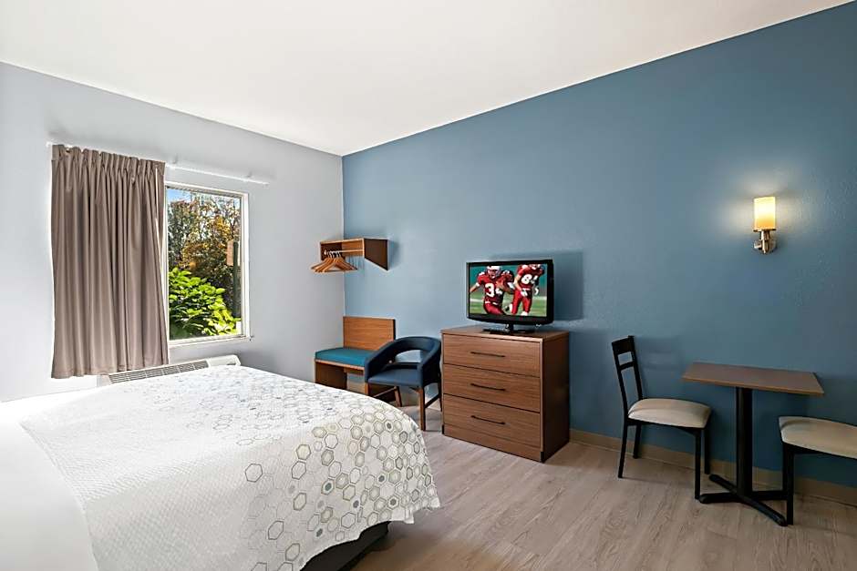 HomeTowne Studios by Red Roof East Lansing - Okemos