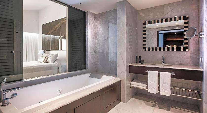 Charisma De Luxe Hotel