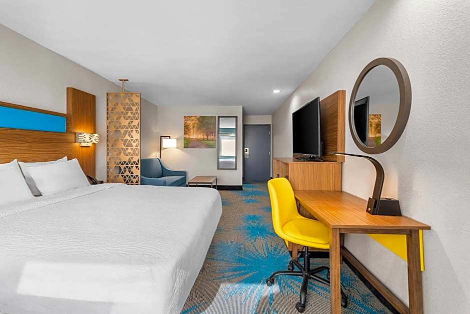Days Inn & Suites by Wyndham Brandon Amphitheater