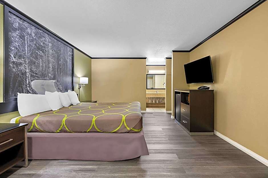 Super 8 by Wyndham Crescent City