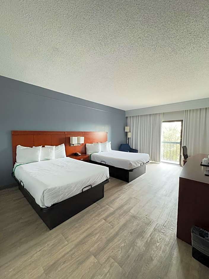 Super 8 by Wyndham Dallas Love Field Airport