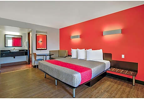 1 KING BED | NON-SMOKING, KITCHEN