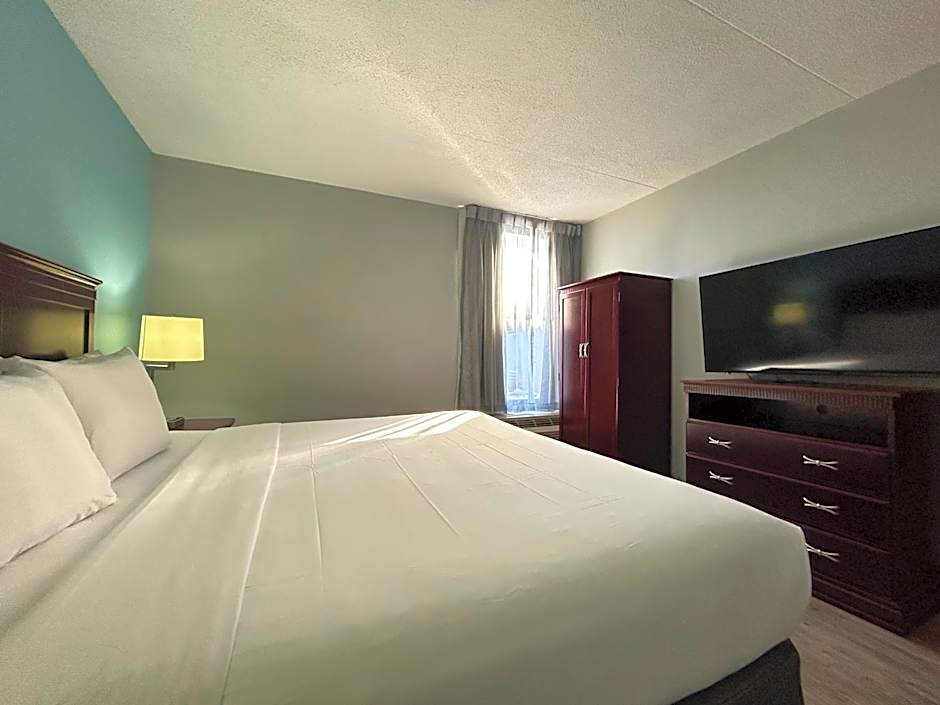 Clarion Inn & Suites Grand Rapids Airport