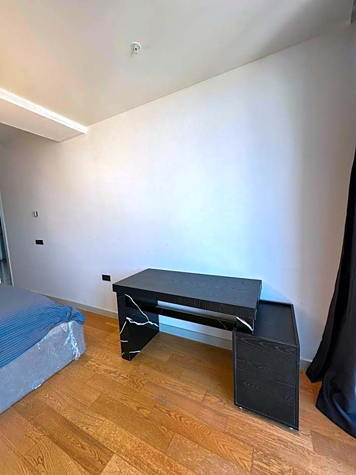 Stunning skyview luxury apt floor in high floor